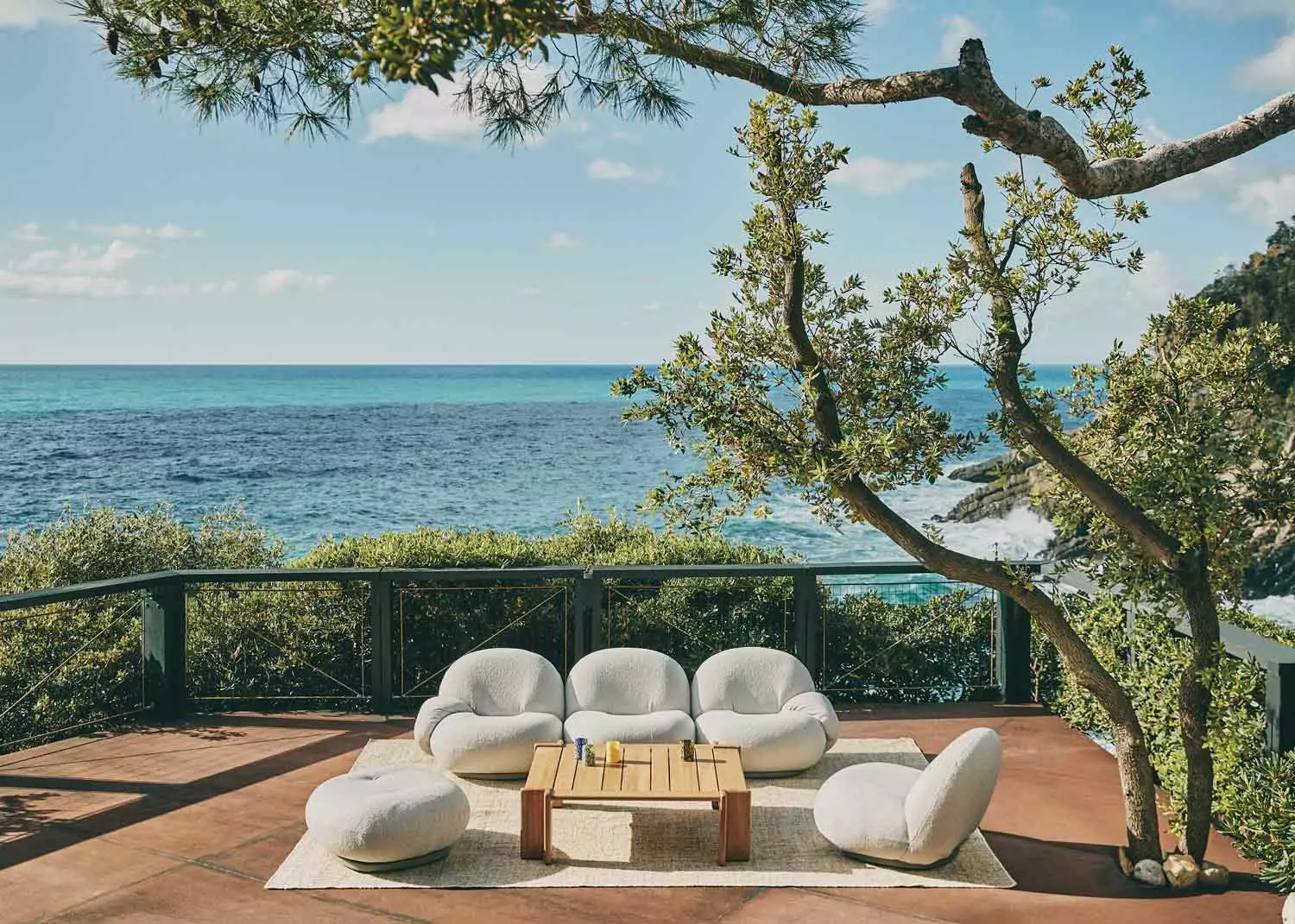 Gubi Atmosfera Kaffeetisch Teakholz, 100x113 Cm 5 Gubi Atmosfera Kaffeetisch Teakholz, 100x113 Cm – Bild 3