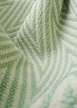 Gubi Pacha Outdoor Loungesessel, Dedar Chevron Outdoor Fr 008, Moosgrüner Fuß -Günstiges Stuhlgeschäft gubi pacha outdoor lounge chair swivel dedar chevron008 11