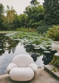 Gubi Pacha Outdoor Loungesessel Mit Armlehne, Limonta Lorkey 40, Moosgrüner Fuß -Günstiges Stuhlgeschäft gubi pacha outdoor lounge chair w arm swivel libera003 8