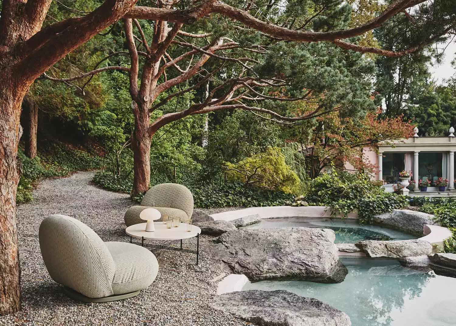 Gubi TS Outdoor Kaffeetisch Ø80x35 Cm, Schwarz/Weiß Travertin 5 Gubi TS Outdoor Kaffeetisch Ø80x35 Cm, Schwarz/Weiß Travertin – Bild 3