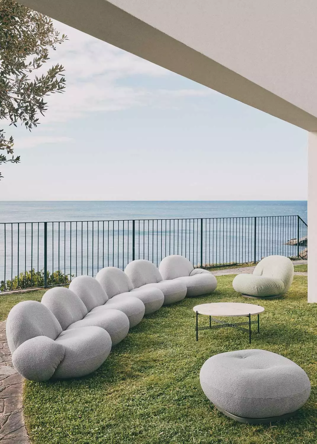 Gubi TS Outdoor Kaffeetisch Ø80x35 Cm, Schwarz/Weiß Travertin 6 Gubi TS Outdoor Kaffeetisch Ø80x35 Cm, Schwarz/Weiß Travertin – Bild 4