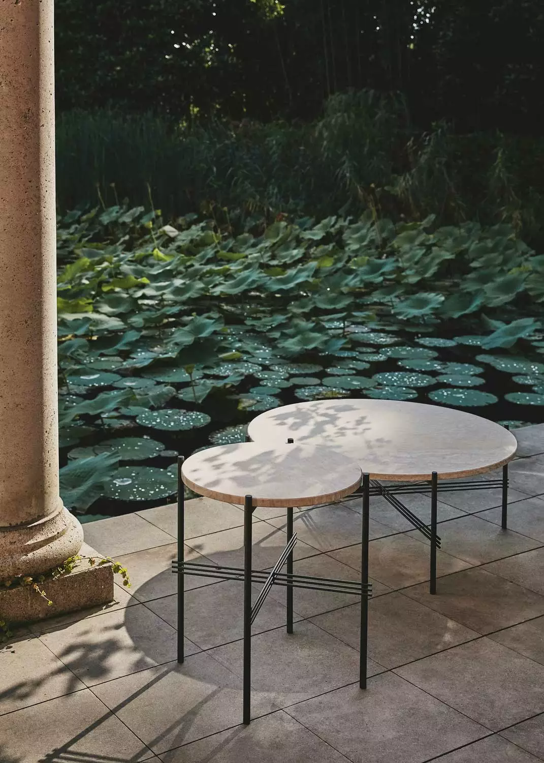 Gubi TS Outdoor Kaffeetisch Ø80x35 Cm, Schwarz/Weiß Travertin 7 Gubi TS Outdoor Kaffeetisch Ø80x35 Cm, Schwarz/Weiß Travertin – Bild 5