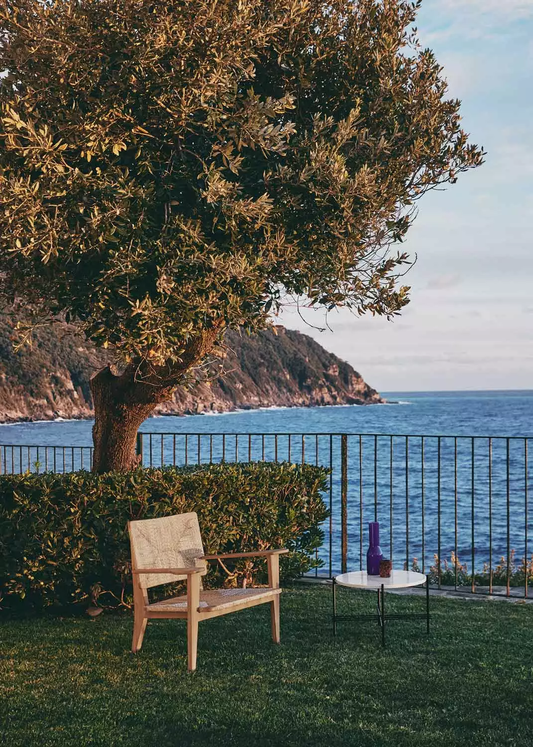 Gubi TS Outdoor Kaffeetisch Ø80x35 Cm, Schwarz/Weiß Travertin 8 Gubi TS Outdoor Kaffeetisch Ø80x35 Cm, Schwarz/Weiß Travertin – Bild 6